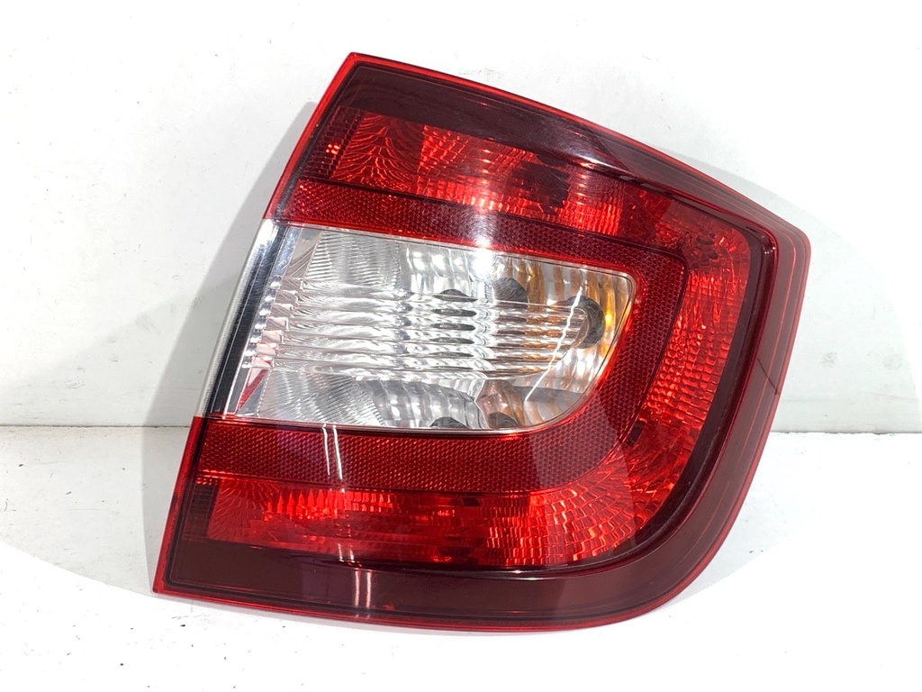 [STARK-868773] Luz trasera derecha SKODA RAPID (NH3, NK3, NK6) 2012-2022
