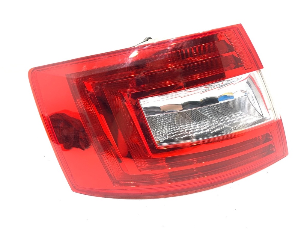 [STARK-738813] Piloto trasero izquierdo SKODA Octavia III (5E3, NL3, NR3) 2012-2022