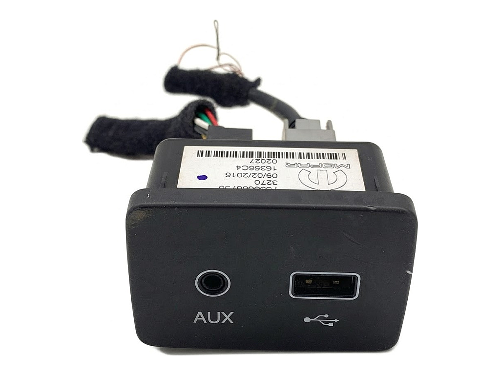 [STARK-916339] Puerto USB FIAT Tipo liftback (356) 1.4 gasolina 2016-2022 7356608750